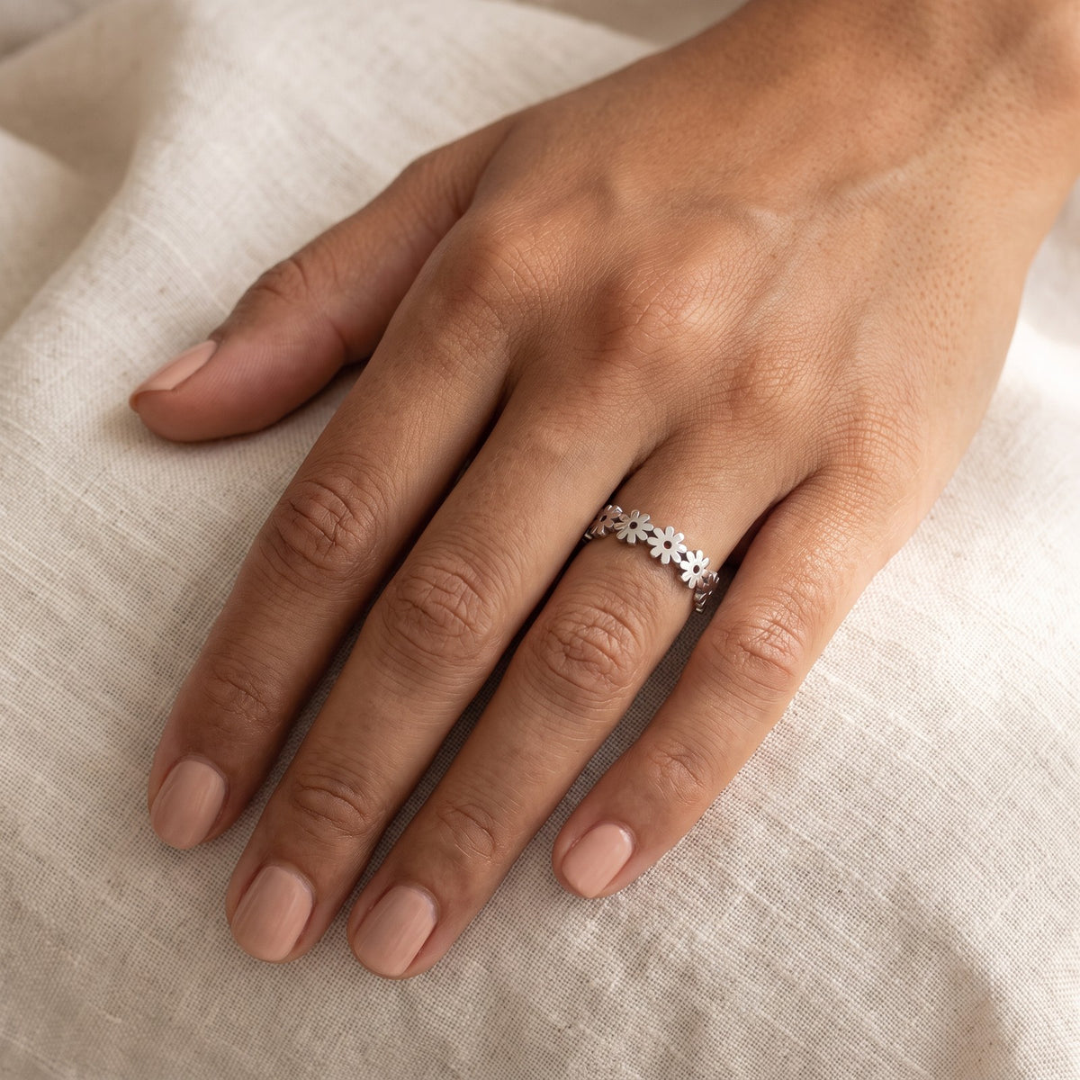 Anillo Margaritas plateado puesto