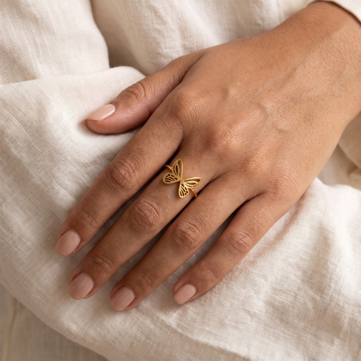 Anillo Mariposa abierta dorado puesto