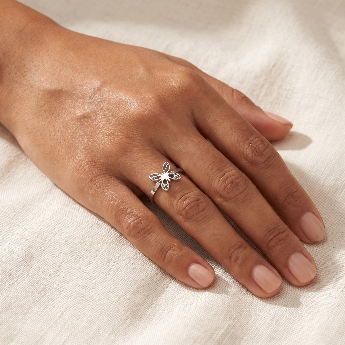 Anillo Mariposa de alas caladas plateado puesto