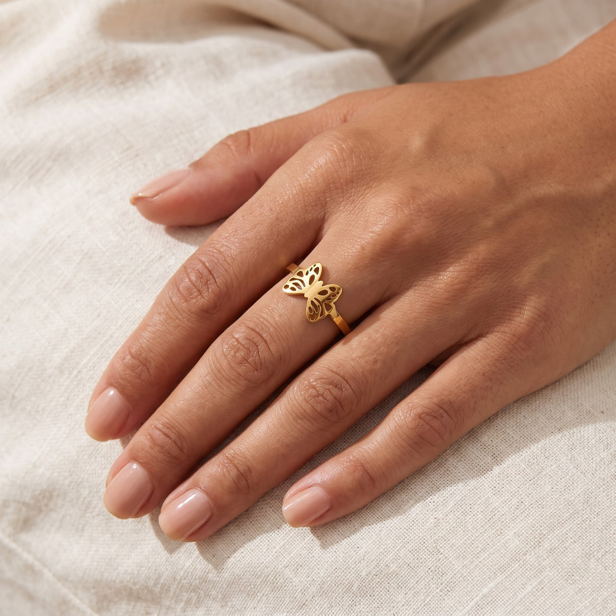 Anillo Mariposa de alas caladas dorado puesto