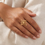 Anillo Mariposa de filigrana dorado puesto
