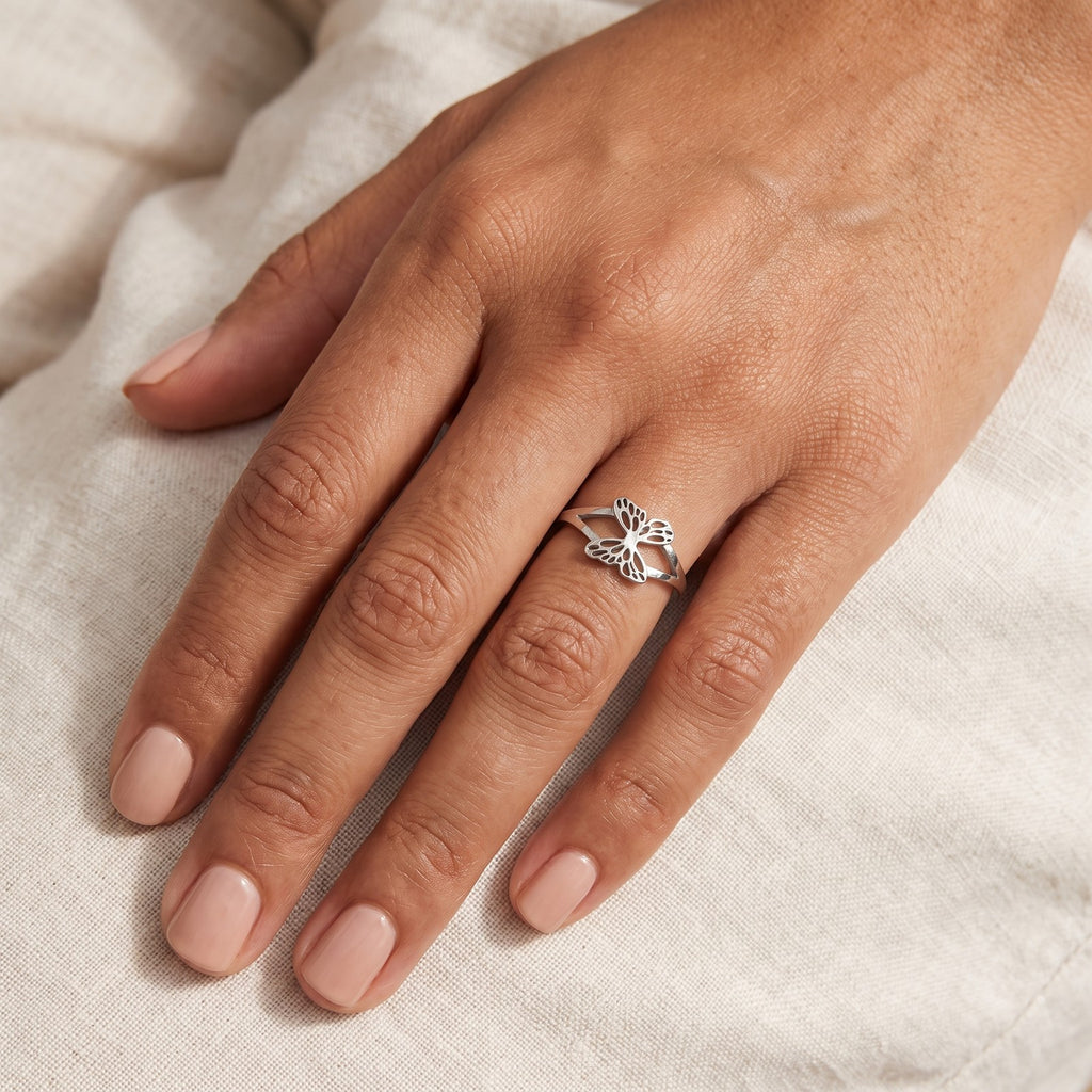 Anillo Mariposa de perfil plateado puesto
