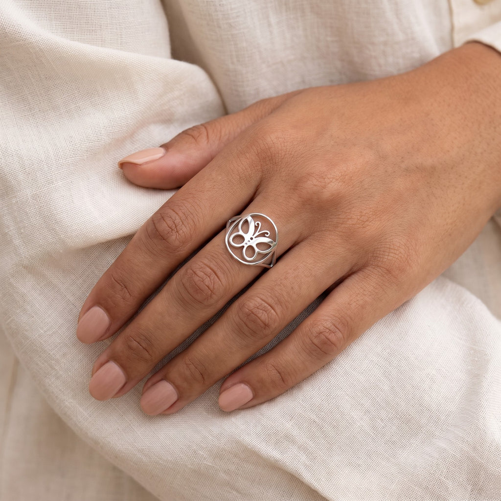 Anillo Mariposa en el círculo plateado puesto