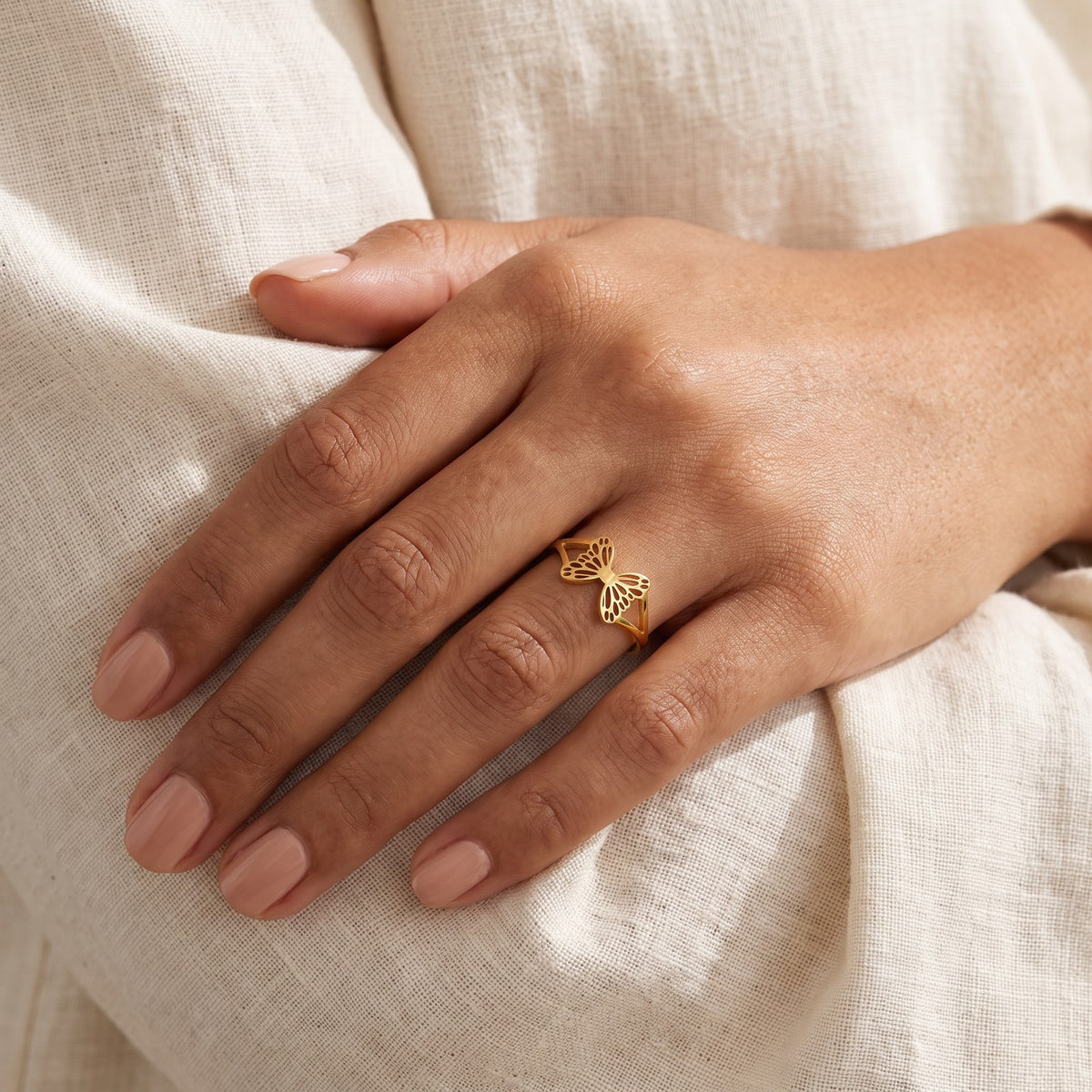 Anillo Mariposa fina dorado puesto