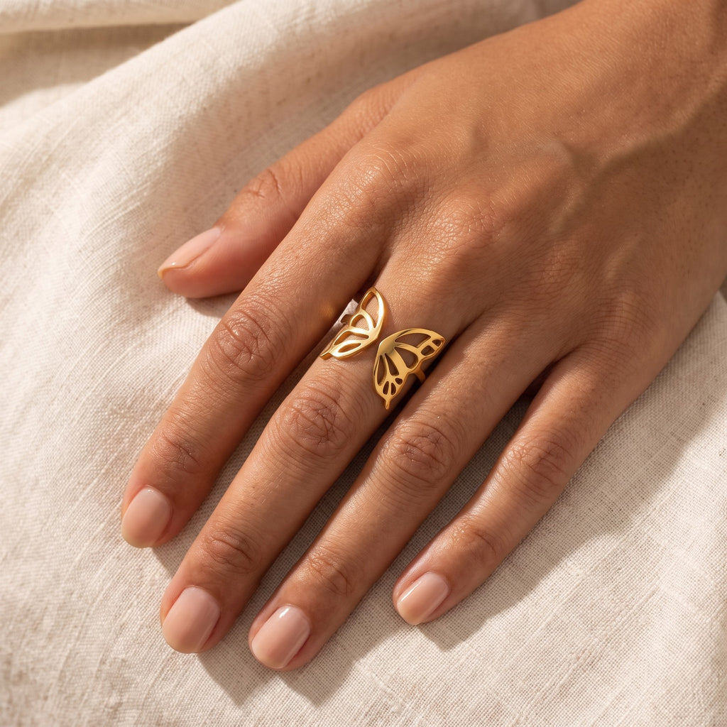 Anillo Mariposa grande dorado puesto