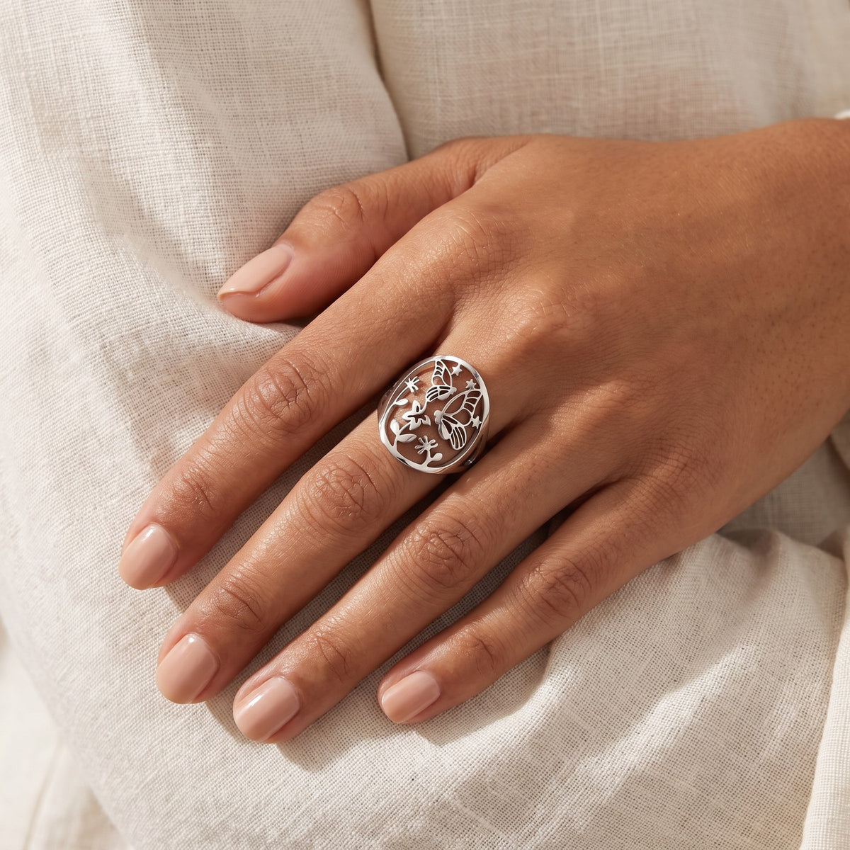 Anillo Mariposa y flores plateado puesto