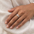Anillo Mariposas plateado puesto
