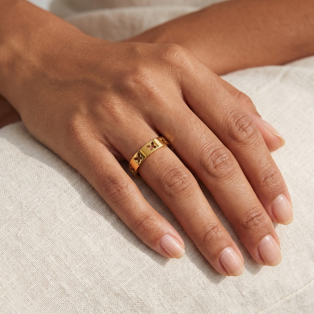 Anillo Mariposas dorado puesto