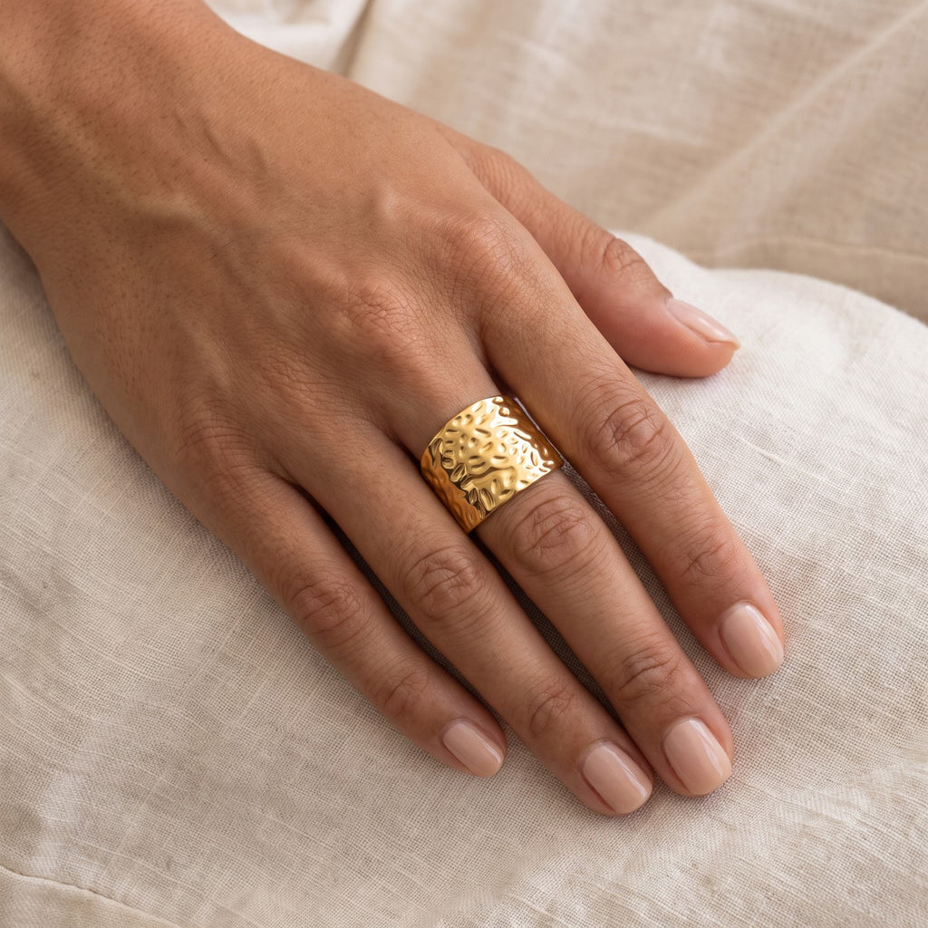Anillo Martillado ancho dorado puesto