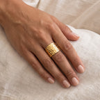 Anillo Martillado ancho dorado puesto