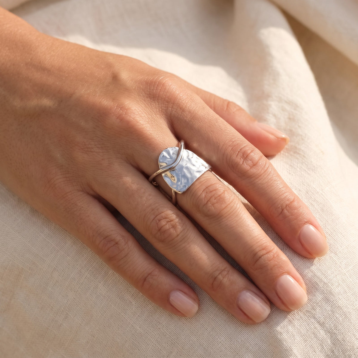Anillo Martillado cruzado plateado puesto