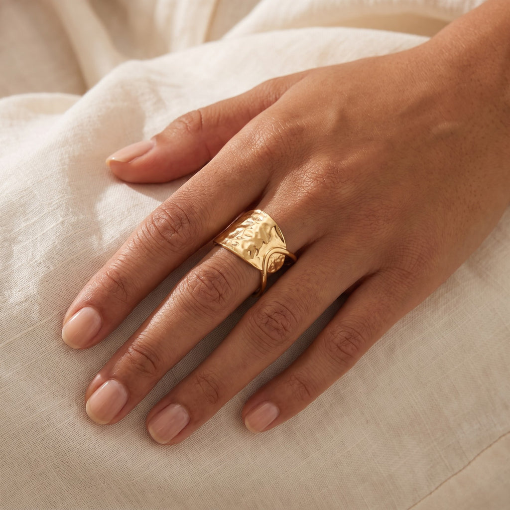 Anillo Martillado cruzado dorado puesto