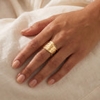 Anillo Martillado cruzado dorado puesto