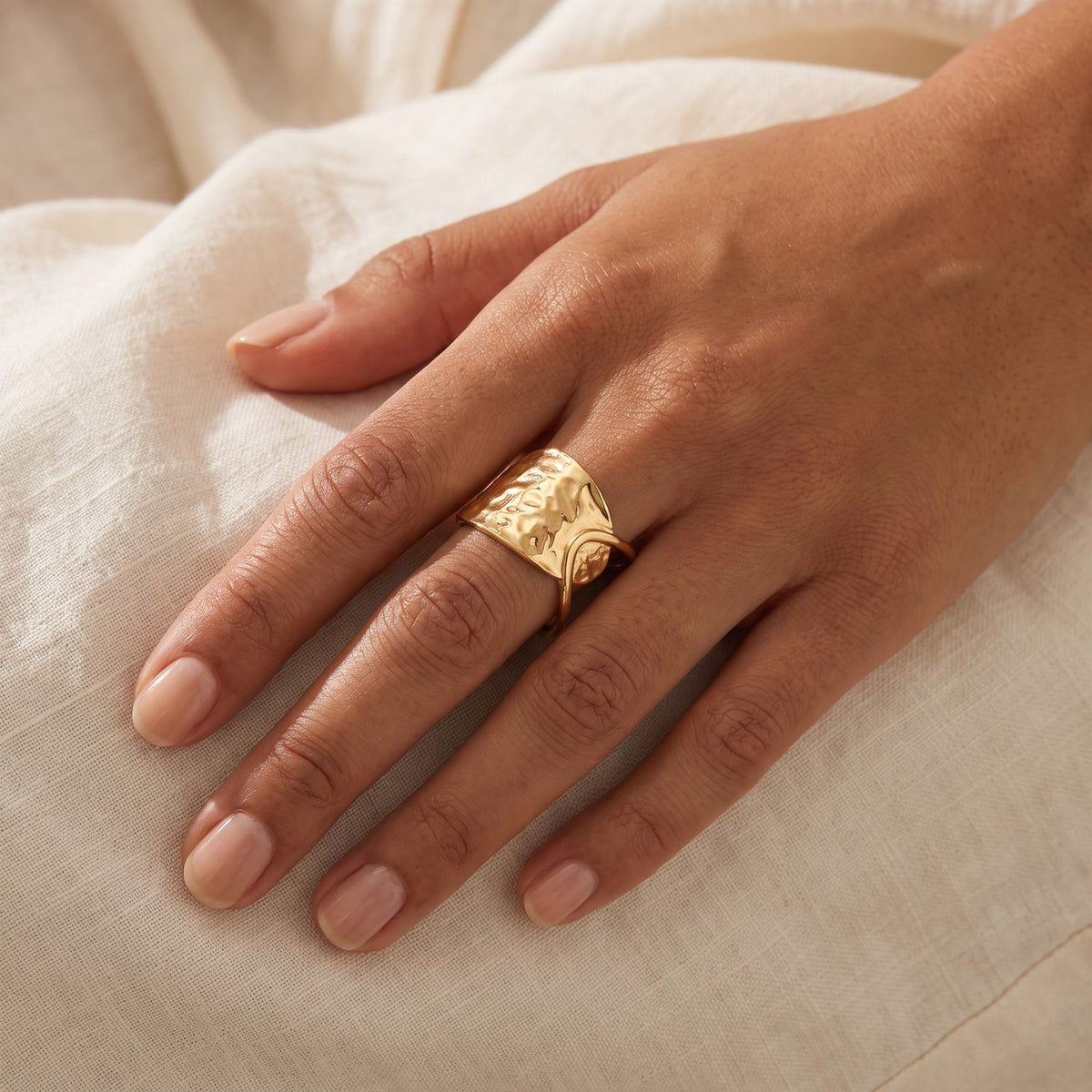 Anillo Martillado cruzado dorado puesto