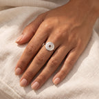 Anillo Medalla de ojo plateado puesto