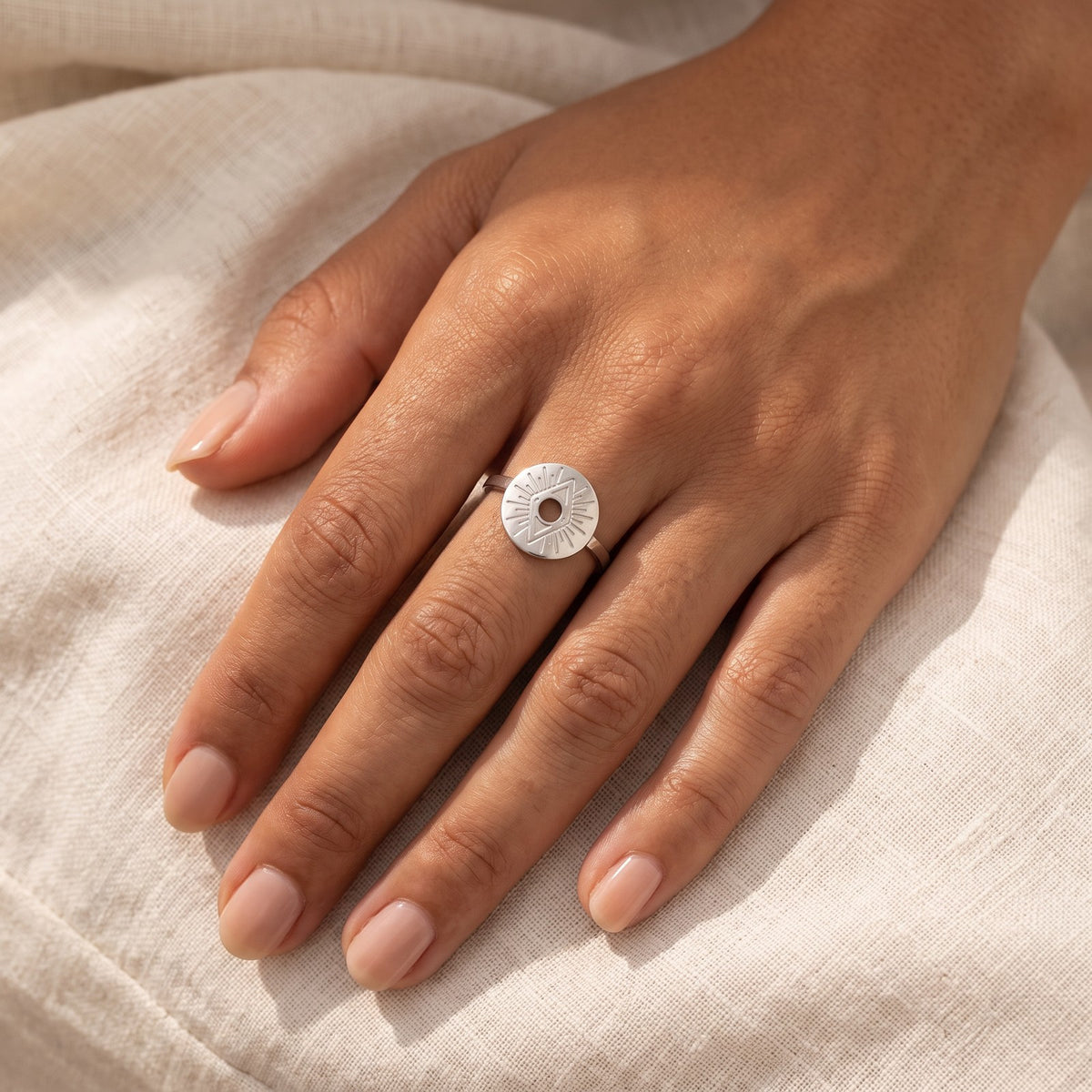 Anillo Medalla de ojo plateado puesto