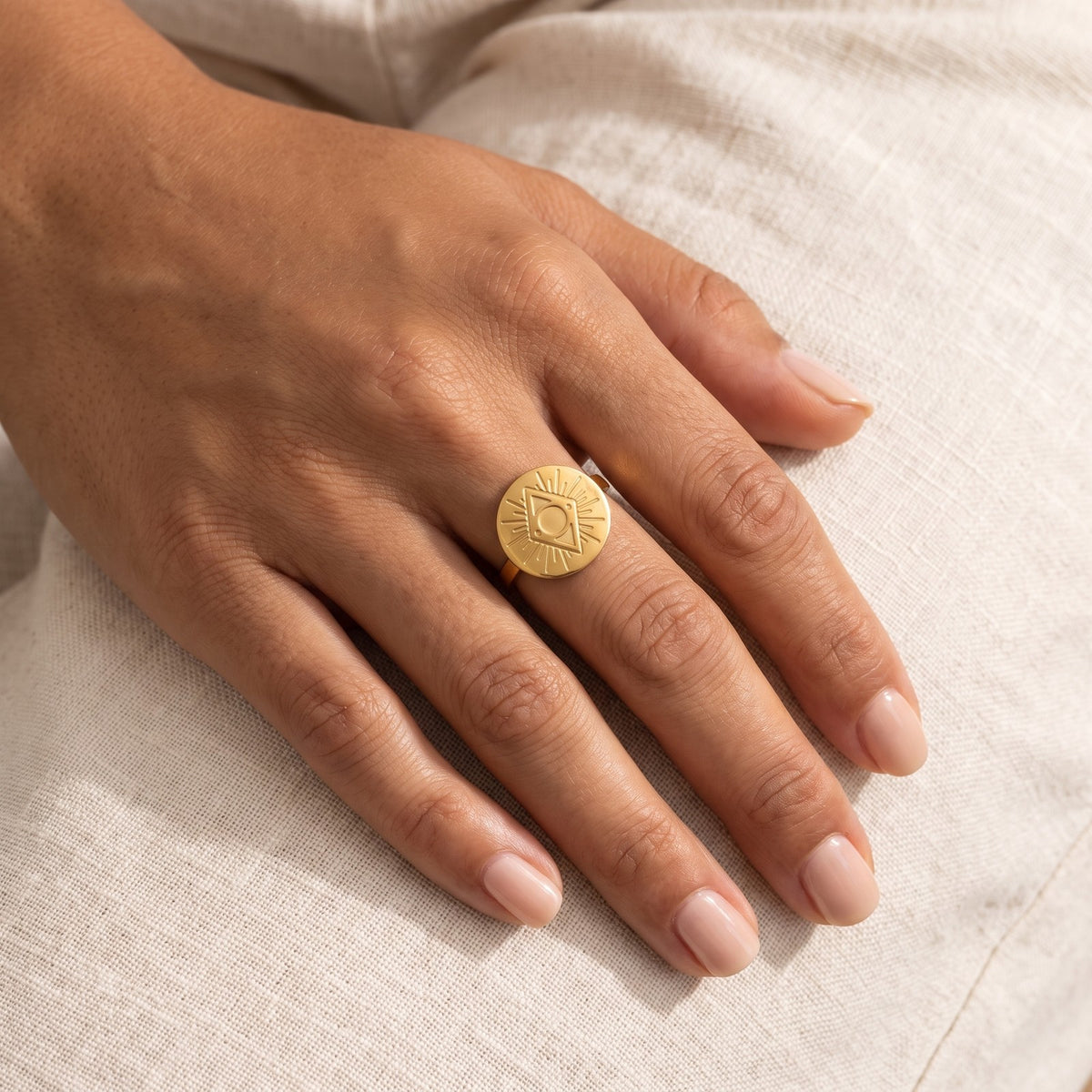 Anillo Medalla de ojo dorado puesto