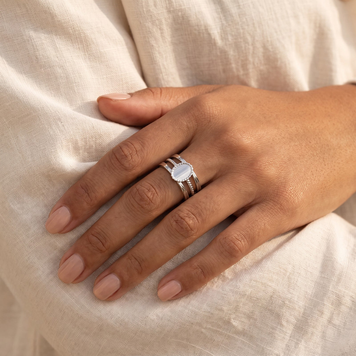 Anillo Medalla y líneas plateado puesto
