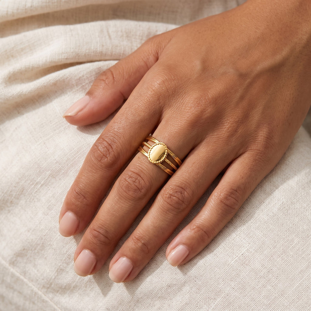 Anillo Medalla y líneas dorado puesto