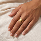 Anillo Medalla y líneas dorado puesto