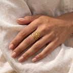 Anillo Medallón de sol dorado puesto