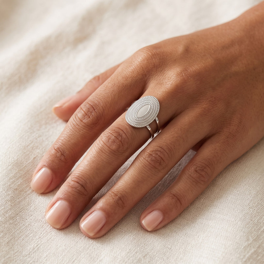 Anillo Medallón ovalado plateado puesto