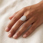 Anillo Medallón ovalado plateado puesto