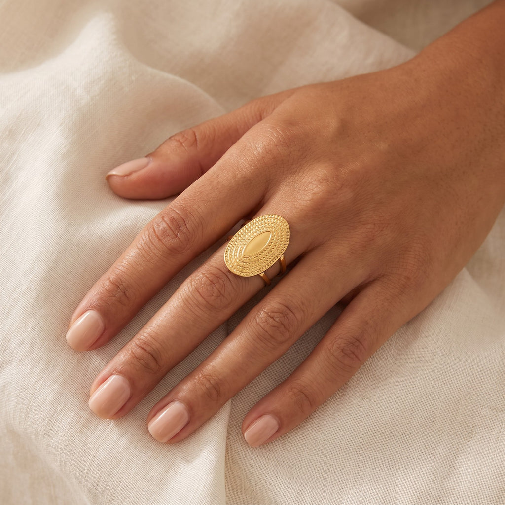 Anillo Medallón ovalado dorado puesto