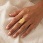 Anillo Medallón ovalado dorado puesto