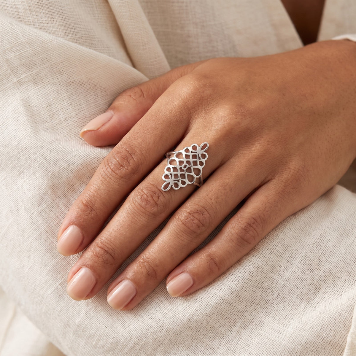 Anillo Nudo grande plateado puesto