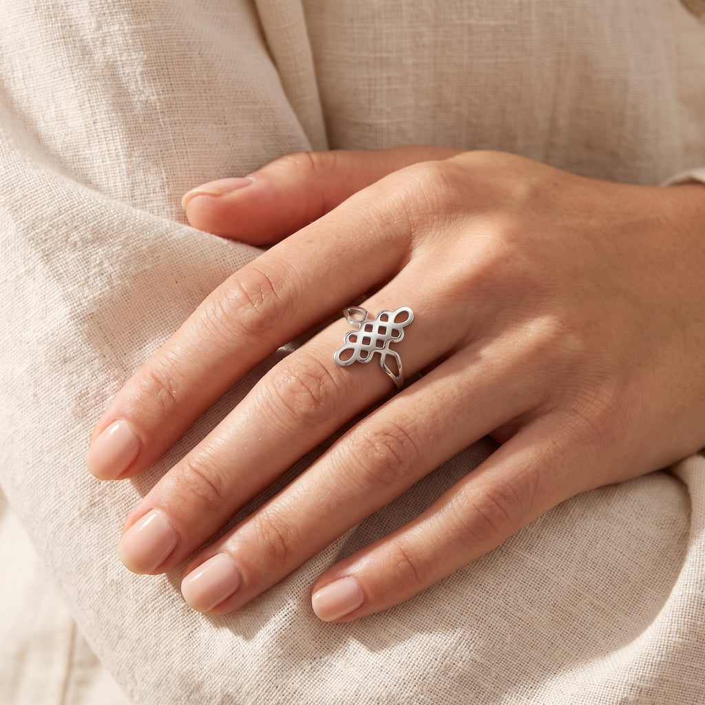 Anillo Nudo plateado puesto