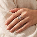 Anillo Nudo plateado puesto