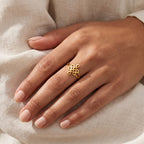 Anillo Nudo dorado puesto