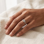 Anillo Ojo de la suerte plateado puesto