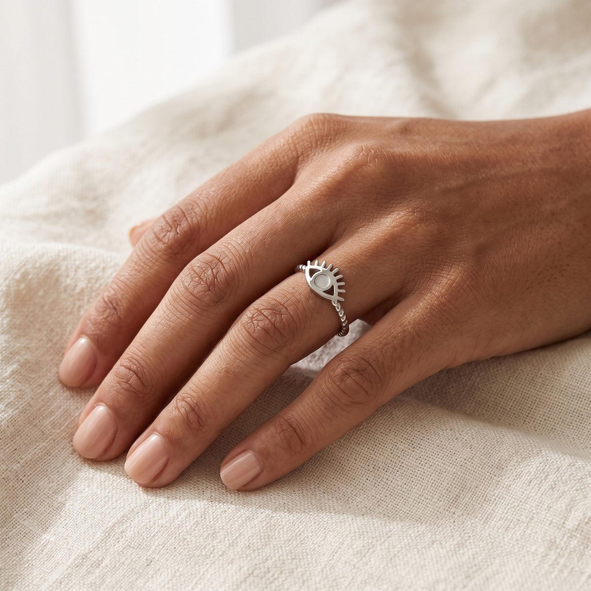 Anillo Ojo de la suerte plateado puesto