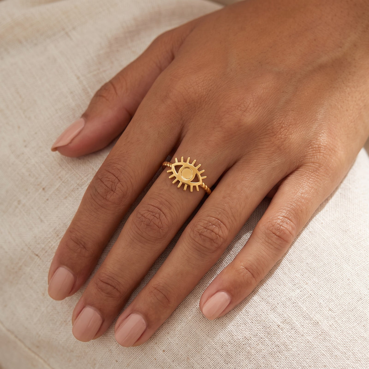 Anillo Ojo de la suerte dorado puesto