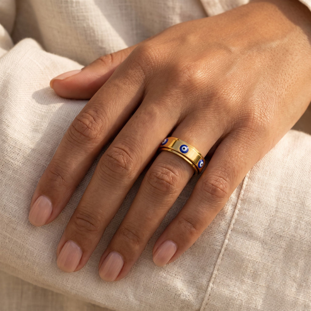 Anillo Ojo turco giratorio dorado puesto