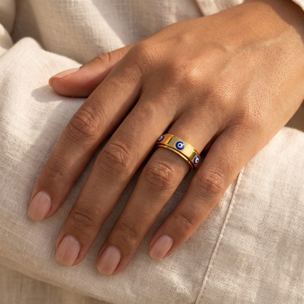 Anillo Ojo turco giratorio dorado puesto