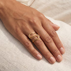 Anillo Ola doble dorado puesto