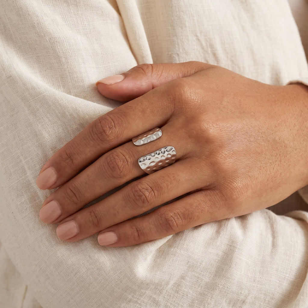 Anillo Ola martillada plateado puesto