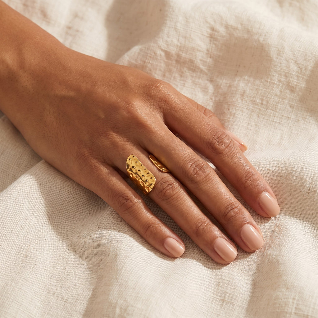 Anillo Ola martillada dorado puesto