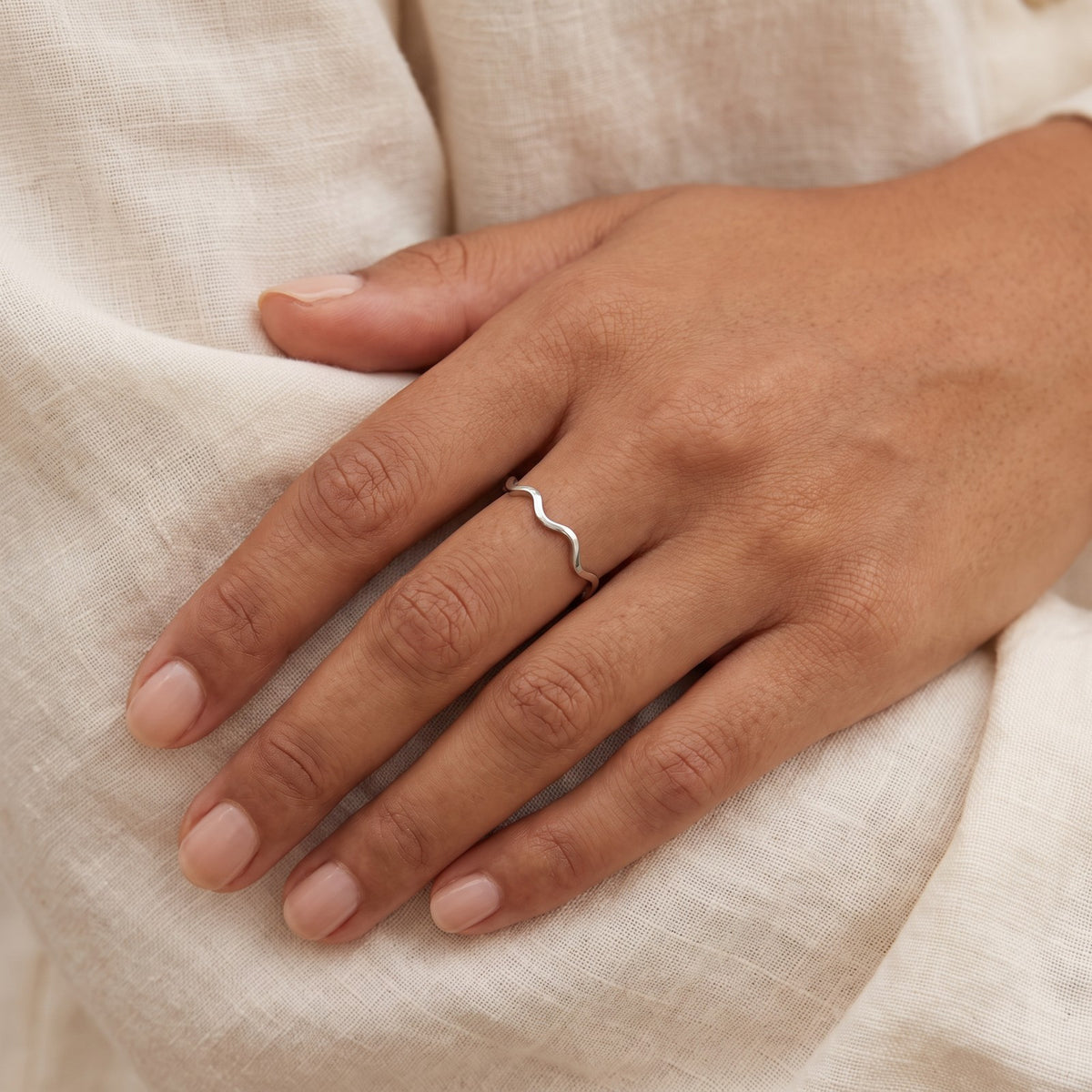 Anillo Ola plateado puesto