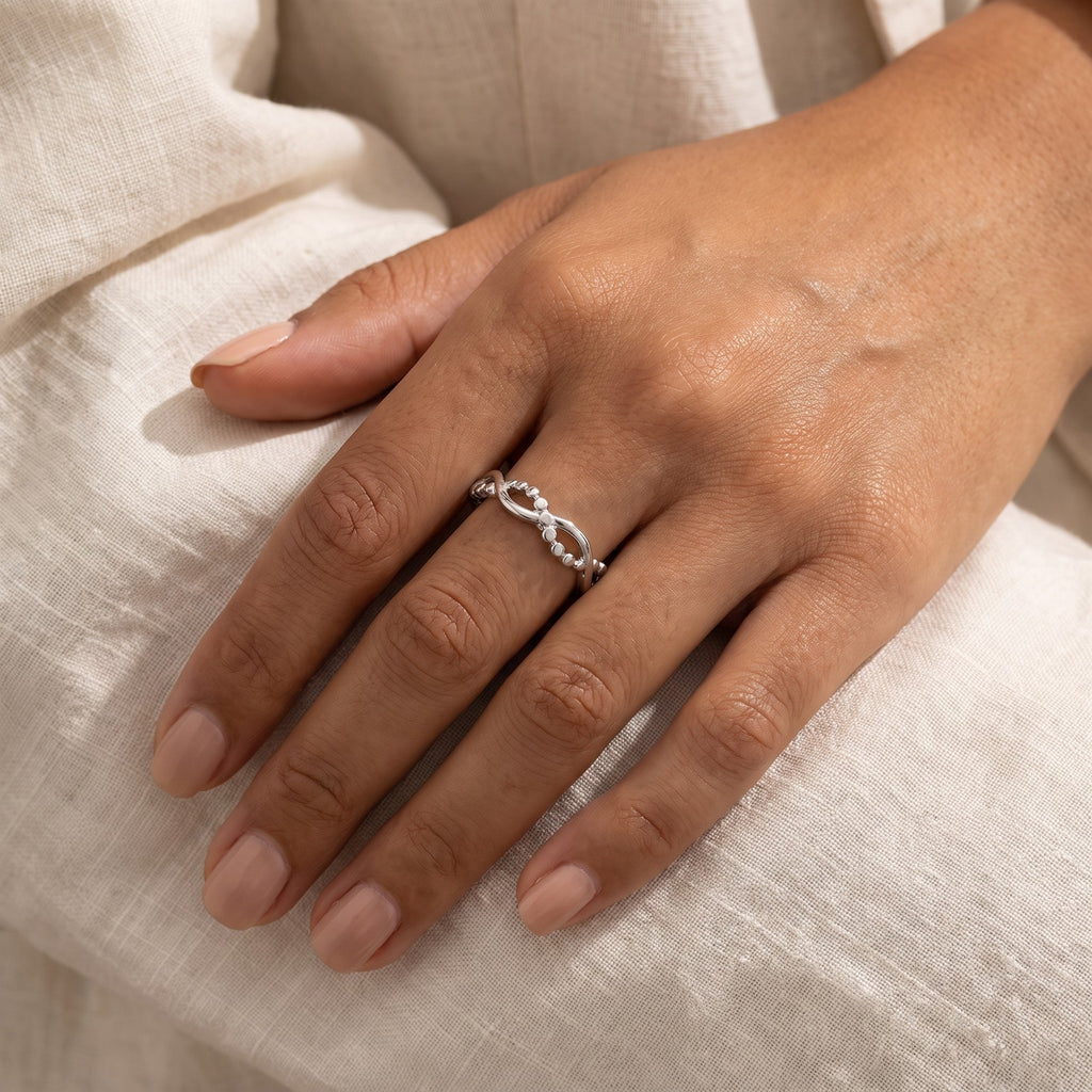 Anillo Onda de bolitas plateado puesto