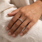Anillo Onda de bolitas plateado puesto
