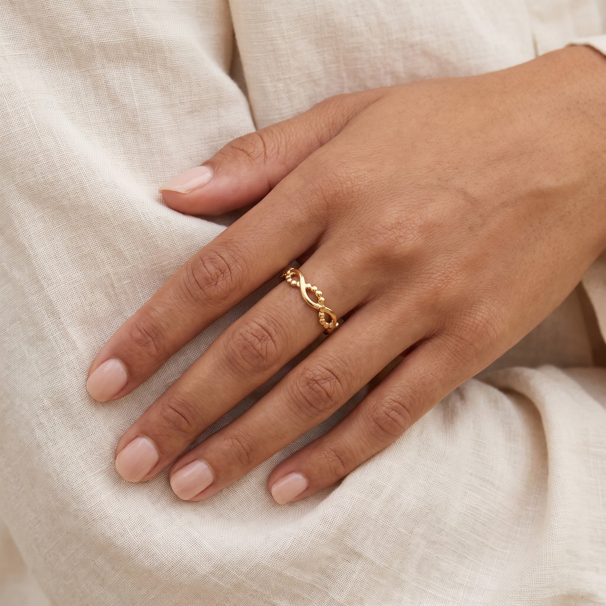 Anillo Onda de bolitas dorado puesto
