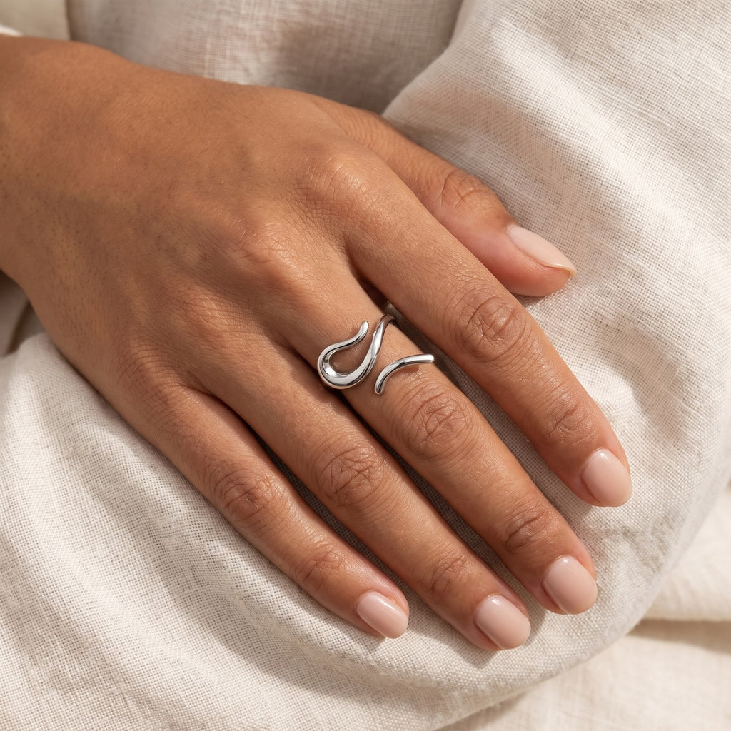 Anillo Onda escultural plateado puesto