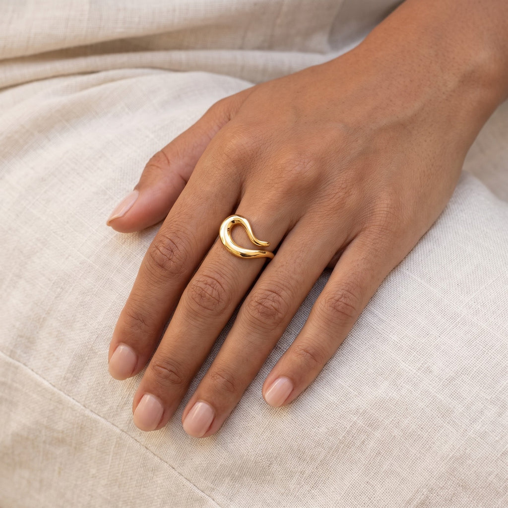 Anillo Onda escultural dorado puesto