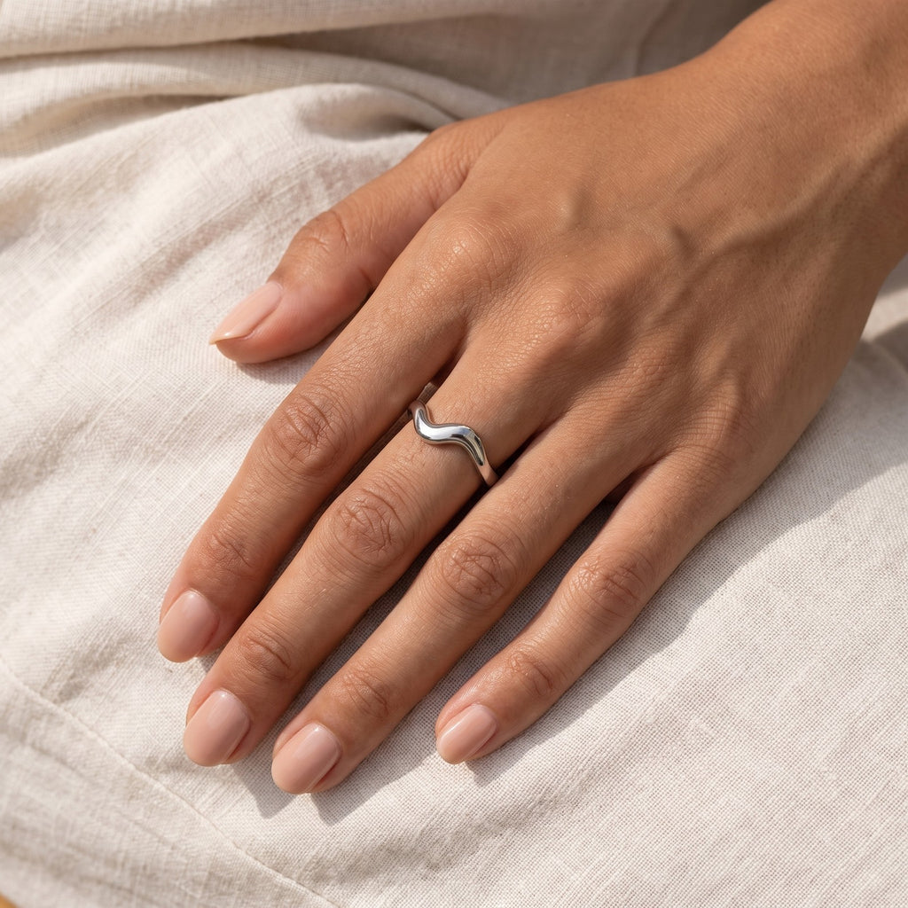 Anillo Onda lisa plateado puesto