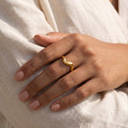 Anillo Onda lisa dorado puesto