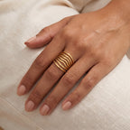 Anillo Ondas brillantes dorado puesto